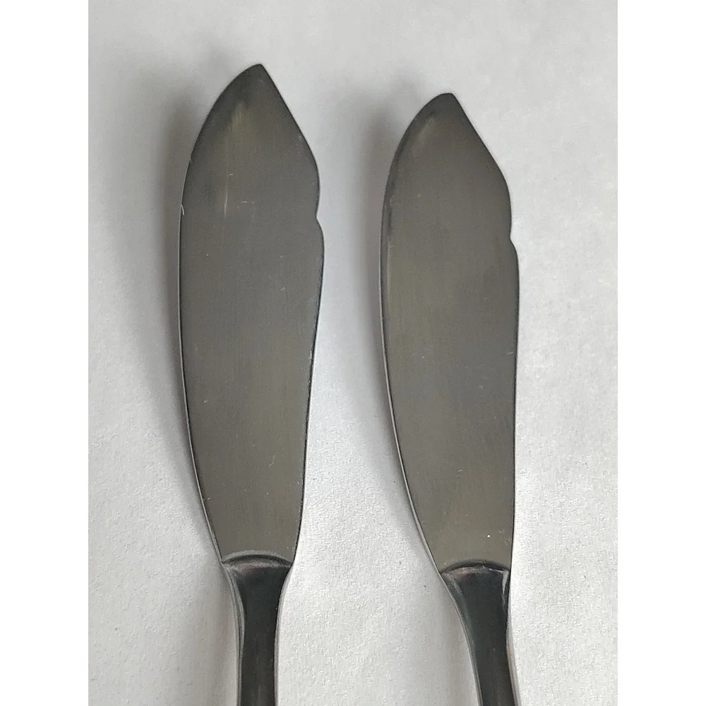Oneida Sand Dune Satin Stainless Serving Butter Knife 2 Knives Vietnam 9-11 9-10